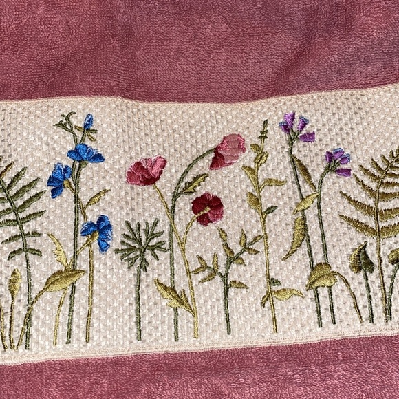 Beautiful NWT Pink Embroidered Flowers Towel Set - Picture 7 of 13